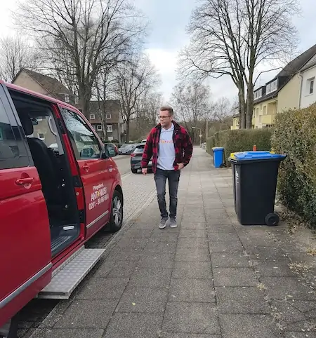 Ambulante Pflege in Essen Freisenbruch ANTONIUS GmbH Mitarbeiter und Bus