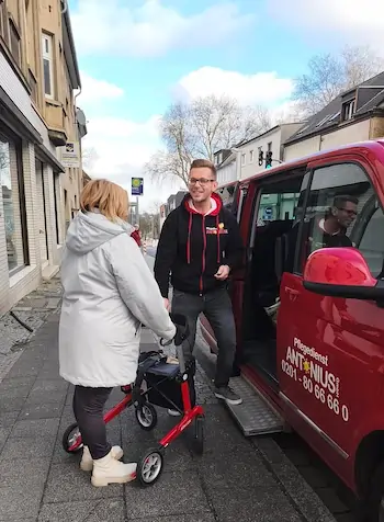 Pflegedienst in Essen Steele - Antonius GmbH - Fahrdienst und Gespräch mit Kunden